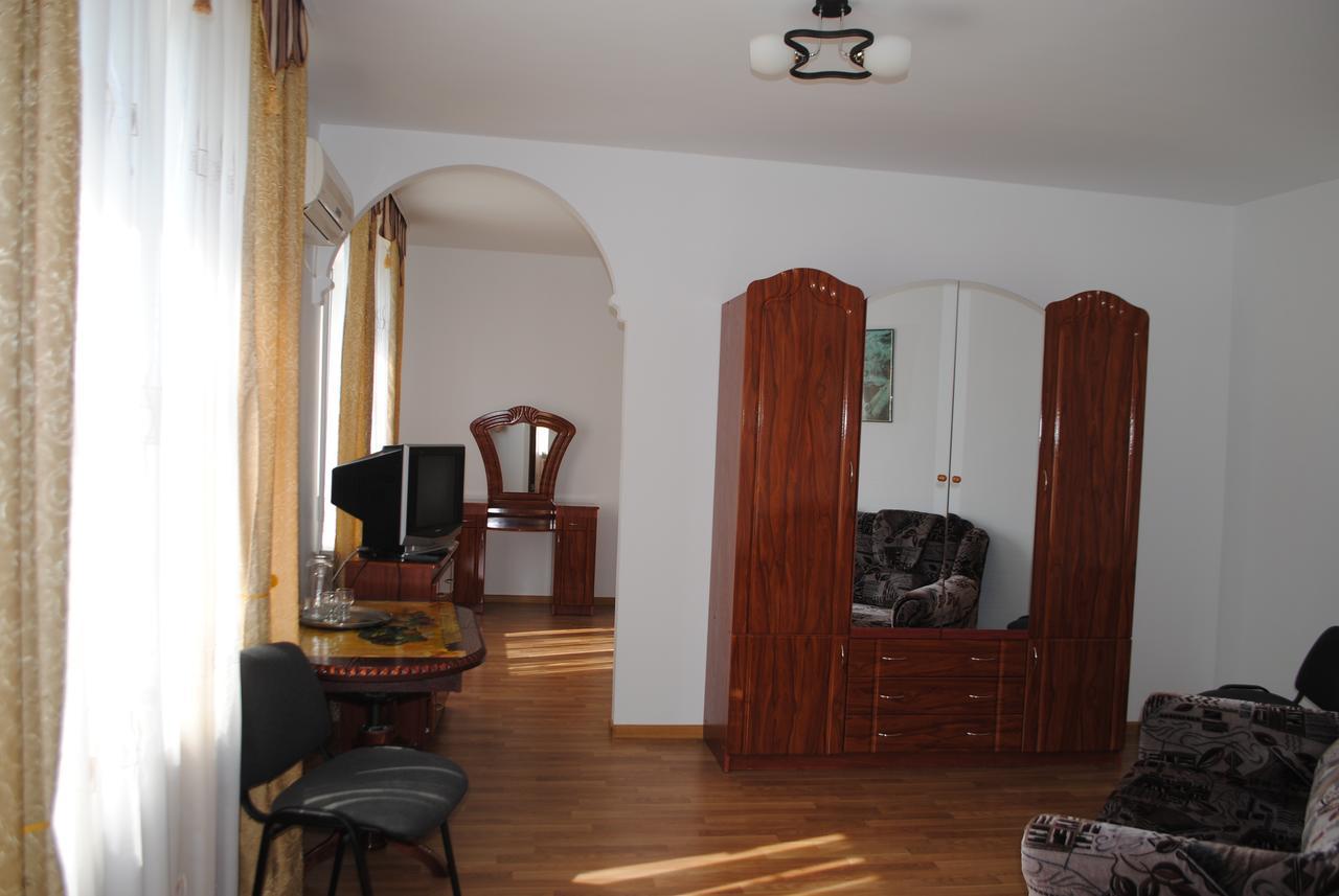 Hotel - Restaurant "Lion'S Heart" Velyka Omelyana Exterior foto